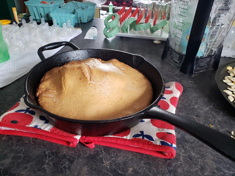 Чугунная сковорода с выпечкой