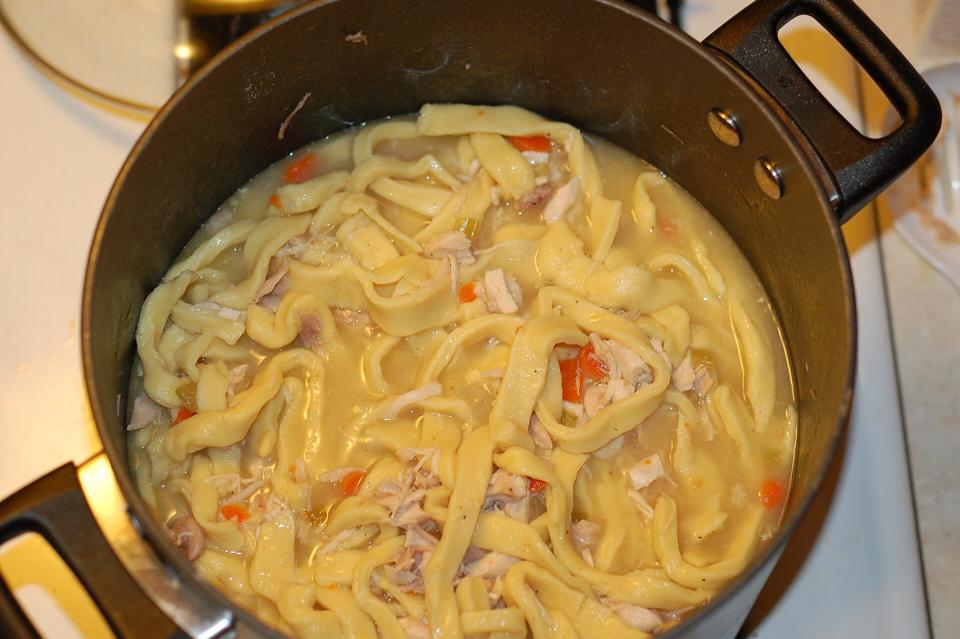 Кастрюля куриного супа с домашней лапшой