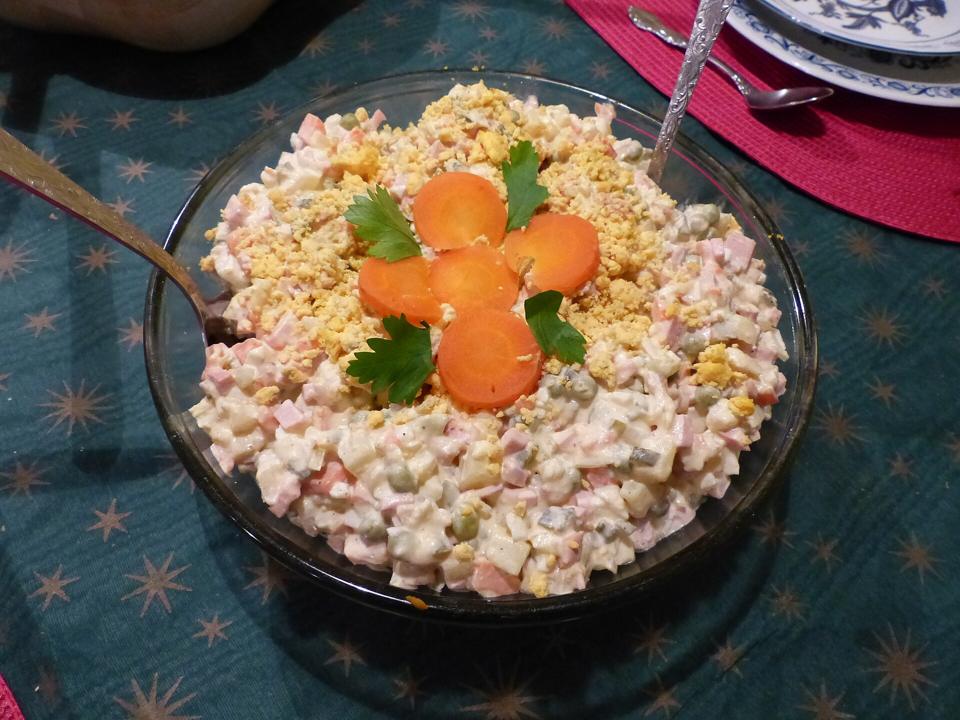 Салат оливье, украшенный морковью и петрушкой