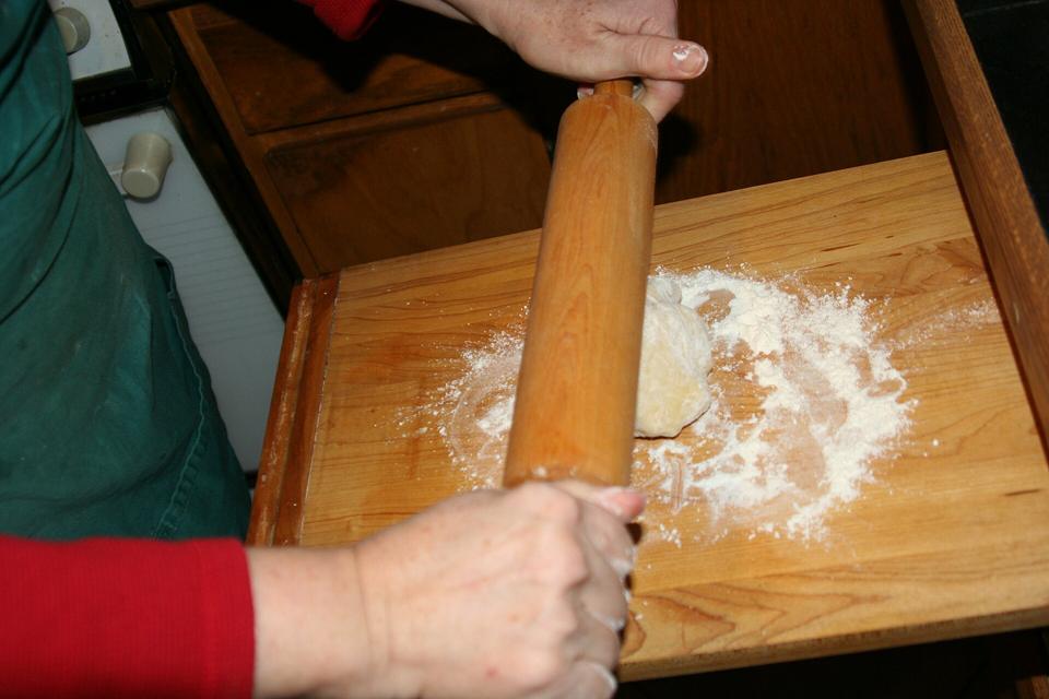 Скалка и мука на деревянной доске